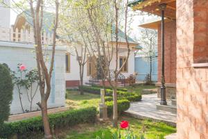 a house with trees and a walkway in a yard at Luxury Ashok Cottage in Srinagar +15 photos
