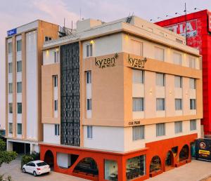 ein Gebäude, vor dem ein Auto geparkt ist in der Unterkunft Hotel Kyzen - Hitec city, Hyderabad in Hyderabad
