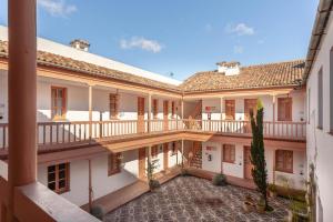 an exterior view of a house with a balcony at Cordoba Calle Pozanco in Córdoba