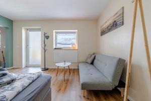 a living room with a couch and a table at Gemütliche Ferienwohnung - Araliya 2 in Ahlbeck