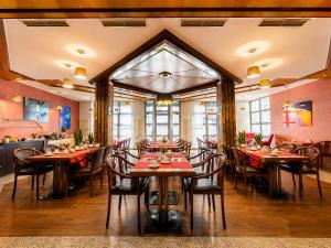 a dining room with tables and chairs at a restaurant at CityHotel Feuerbach in Stuttgart