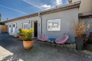a group of chairs and tables in front of a building at Gemütliche Ferienwohnung - Araliya 2 in Ahlbeck