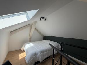 a small bedroom with a bed and a window at Duplex moderne hyper-centre Tout à pied in Thonon-les-Bains