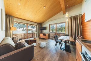 a living room with a couch and a table at Mats Lech Alpenquartier in Lech am Arlberg