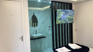 a bathroom with a glass shower and a sink at Hotel Pousada Don Ruan in Ponta Grossa +60 photos
