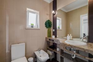 a bathroom with a toilet and a sink at Cozy Suite À Da Marina in Quinta do Poço +19 photos