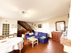 a living room with a blue couch and a table at La Bel'goudène proche des plages in Audierne