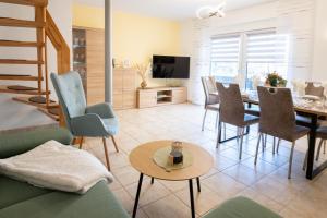 a living room with a couch and a table at Ferienwohnung Familie Täubert in Klein Uhyst