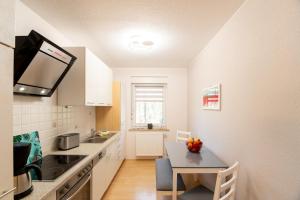 a kitchen with a table and a small kitchen with a counter at Ferienwohnung Familie Täubert in Klein Uhyst
