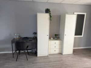 a room with a desk and a table and a mirror at Truck Inn in Bünde