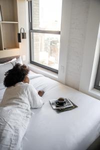 En eller flere senge i et værelse på Walker Hotel Tribeca