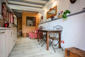 a kitchen with a table and chairs in a room at Gîte La Petite Maison Des Vacances in Kaysersberg