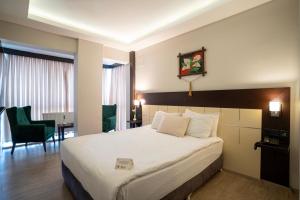 a hotel room with a bed and a table and chairs at Buyuk Velic Hotel in Gaziantep +44 photos