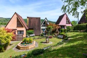 a row of houses with a garden in the yard at Gîte La Petite Maison Des Vacances in Kaysersberg