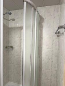 eine Dusche mit Glastür im Badezimmer in der Unterkunft Olimpija Hotel & SPA in Daugavpils + 19 Fotos