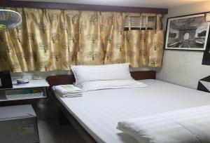 Rúm í herbergi á Skyview Hostel
