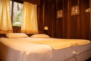 a bedroom with two beds and a window at Hotel Cabañas Del Parque in Oberá +35 photos