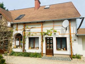 a white house with a brown roof at Dorka vendégház in Kehidakustány