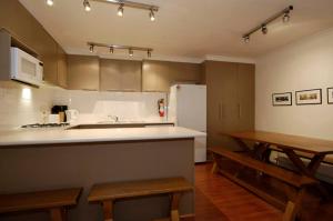 een keuken met een aanrecht, tafels en een koelkast bij Lawlers 9 in Mount Hotham +4 foto's