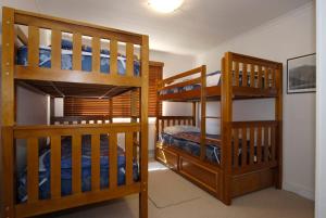 2 stapelbedden in een kamer met een slaapkamer bij Lawlers 9 in Mount Hotham