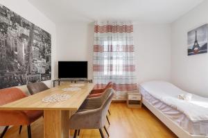 a bedroom with a dining room table and a bed at Ferienwohnung mit Parkmöglichkeit in Göppingen