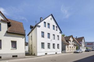 a white building on the side of a street at Ferienwohnung mit Parkmöglichkeit in Göppingen