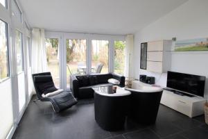 a living room with a couch and a table at Ferienhaus LUV in Wustrow