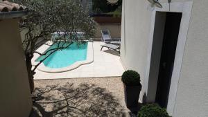 an image of a swimming pool in a house at Le Cabanon de Laura in L'Isle-sur-la-Sorgue +6 photos
