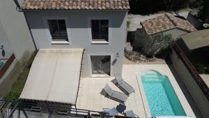 an aerial view of a house with a swimming pool at Le Cabanon de Laura in L'Isle-sur-la-Sorgue