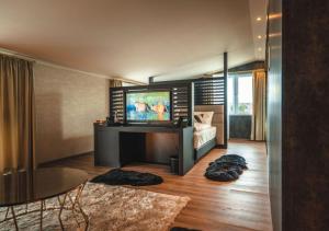 a living room with a tv and a table at Steinberger Hof in Dietzenbach