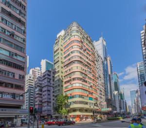 wysoki budynek w środku miasta w obiekcie Check Inn HK w Hongkongu