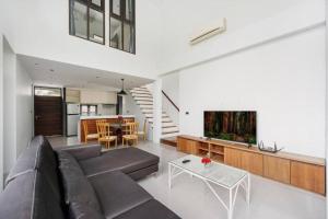 a living room with a couch and a tv and a table at Anas house in Lipa Noi in Lipa Noi