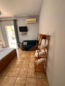 a room with a ladder and a room with a bed at Milto's Rooms in Himare