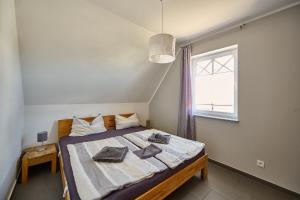 a bedroom with a bed and a window at Haus Strandbrise Graal-Müritz in Graal-Müritz