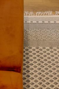 a close up of a white and black patterned paper at Glasgow Industrial 2BR apartment in Caparica +36 photos