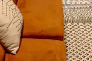 a close up of a pillow next to a wall at Glasgow Industrial 2BR apartment in Caparica