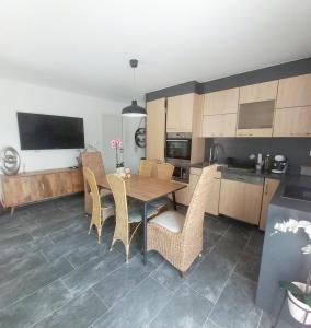 a kitchen and dining room with a table and chairs at Apartmani Lea in Bribir