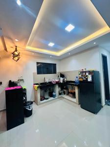 a kitchen with a black refrigerator in a room at Casa independiente en Ciudad del Este in Ciudad del Este