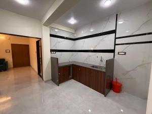 a kitchen with black and white marble walls at Shreya Bungalow Mahabaleshwar in Mahabaleshwar +14 photos