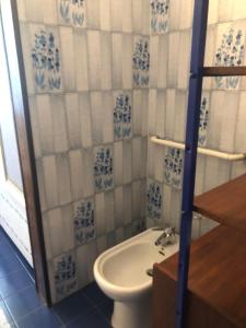 a bathroom with a toilet and a sink at Le Viole Bianche in Albiano dʼIvrea