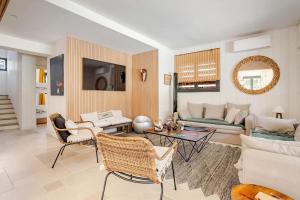 a living room with a couch and a table at Villa Lilas Cap-Ferret in Lège-Cap-Ferret