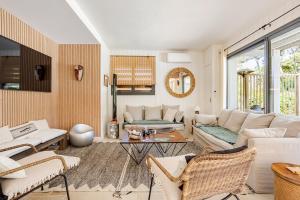 a living room with a couch and a table at Villa Lilas Cap-Ferret in Lège-Cap-Ferret