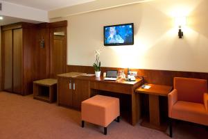TV a/nebo společenská místnost v ubytování Hotel Amadeus