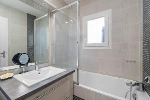 a bathroom with a sink and a shower and a tub at Grand T2 proche plage in Six-Fours-les-Plages +12 photos