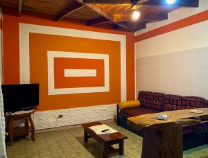a waiting room with a couch and a tv at Departamento Quetro in Trevelín