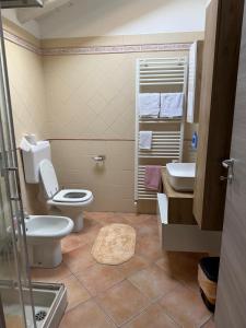 a bathroom with a toilet and a sink at Casotta Luca in Vigevano