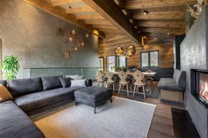 a living room with a couch and a table at Kellnergut chalet Frieda in Mühlbach am Hochkönig