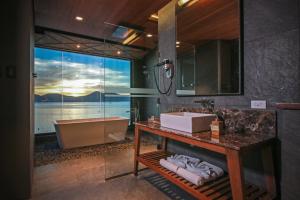 Ein Badezimmer in der Unterkunft Two Seasons Coron Bayside Hotel
