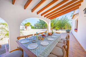a dining table in a room with an archway at Villa Mas Blanc - PlusHolidays in Benissa