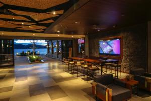 Two Seasons Coron Bayside Hotel tesisinde lounge veya bar alanı
